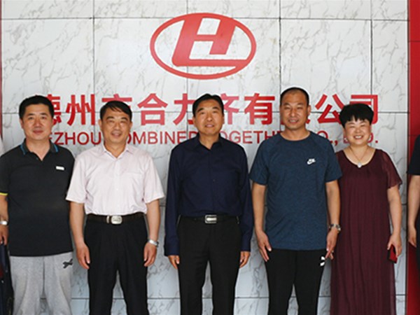 5月24日，德州市總工會授予德州市合力齊車業(yè)有限公司董事長李學(xué)治“優(yōu)秀農(nóng)民工之星”的榮譽(yù)稱號